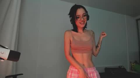 Snapshot of 2b_ chatting on October 13, 4:04 am Sasha weekend from 14 to 27 November online show from October 13, 4:04 am