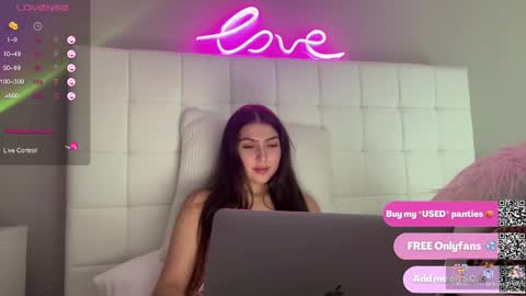 Snapshot of 3hole chatting on February 26, 8:24 pm Venus Raee online show from February 26, 8:24 pm