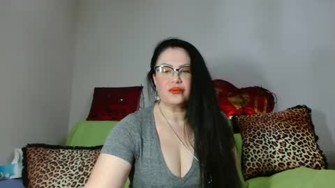 Snapshot of _blue__butterfly_ chatting on February 1, 8:47 pm KHALEESI online show from February 1, 8:47 pm