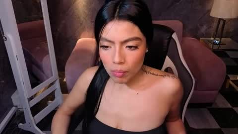 _charlottee_b online show from April 6, 7:59 pm