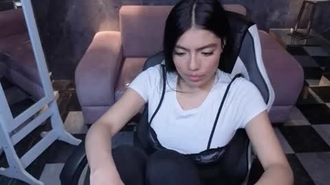 _charlottee_b online show from March 24, 8:25 pm