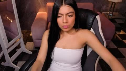 _charlottee_b online show from April 1, 7:55 pm