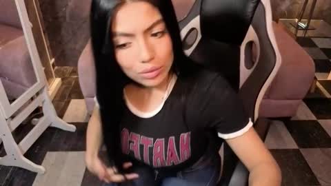 _charlottee_b online show from March 27, 8:09 pm