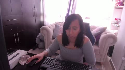 Snapshot of _emma_loyd_ chatting on December 18, 5:00 pm Emma online show from December 18, 5:00 pm