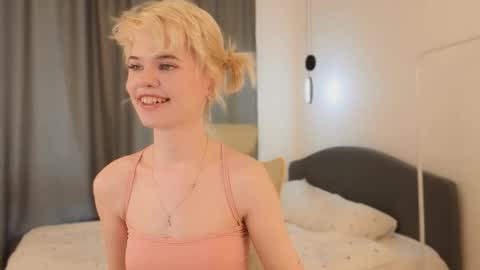 Alisha online show from May 26, 1:21 pm