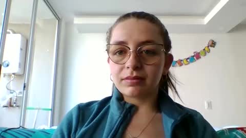 Isa online show from March 4, 1:28 pm