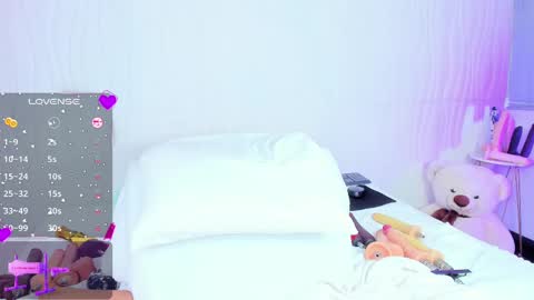 _jasminnee_ online show from February 12, 11:41 pm