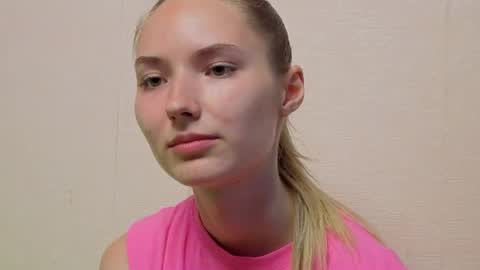 _kikiclark_ online show from July 1, 4:28 pm