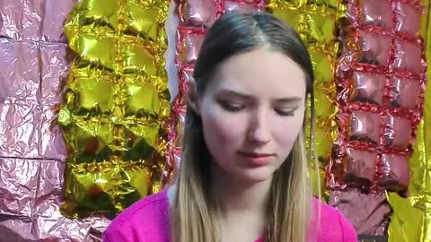 _kikiclark_ online show from March 16, 5:17 pm