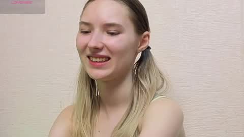 _kikiclark_ online show from May 24, 8:30 pm