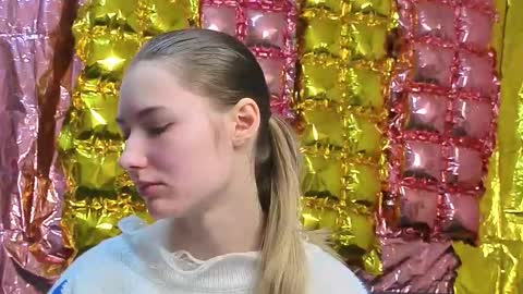 _kikiclark_ online show from March 22, 8:48 pm