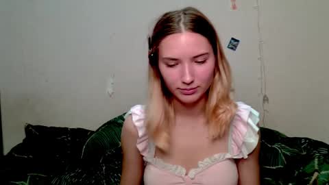 _kikiclark_ online show from October 16, 9:06 pm