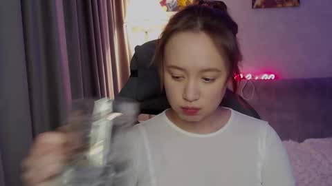 _lalune_ online show from October 24, 12:01 pm