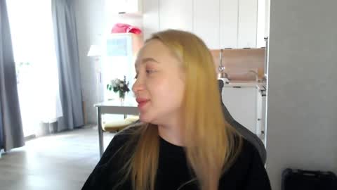 _lalune_ online show from May 19, 1:56 am