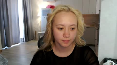 _lalune_ online show from May 25, 6:45 am