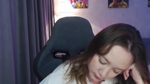 _lalune_ online show from November 18, 3:35 pm