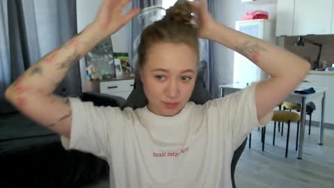 _lalune_ online show from May 7, 4:39 am