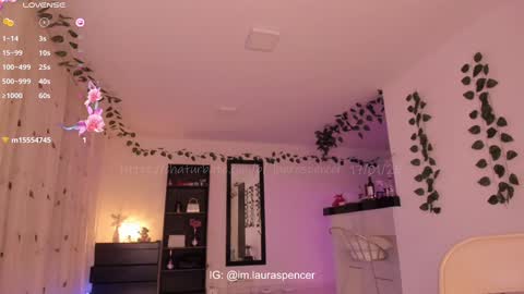 Snapshot of _lauraspencer_ chatting on January 17, 11:51 pm Laura online show from January 17, 11:51 pm