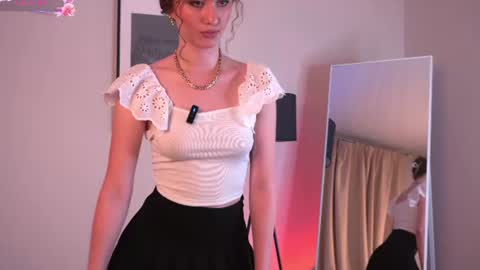 _louiseana_ online show from June 18, 12:10 pm