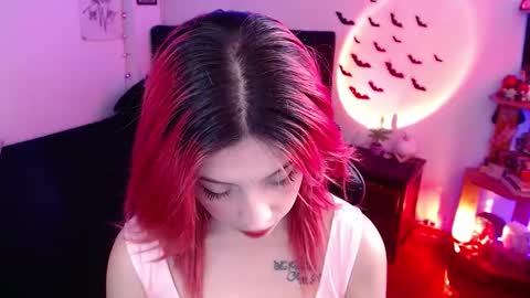 Snapshot of _lucyx__ chatting on March 3, 8:39 pm Queen. Help me reach 100 thumbs up online show from March 3, 8:39 pm