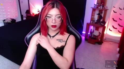 Snapshot of _lucyx__ chatting on September 8, 8:52 pm Queen. Help me reach 100 thumbs up online show from September 8, 8:52 pm