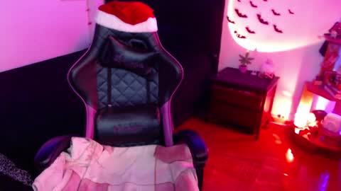 Snapshot of _lucyx__ chatting on December 26, 6:43 pm Queen. Help me reach 100 thumbs up online show from December 26, 6:43 pm