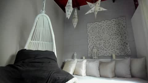 Snapshot of _luna_dupont_ chatting on February 2, 2:34 pm Luna online show from February 2, 2:34 pm