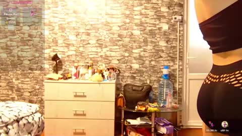 Snapshot of _mari___ chatting on March 8, 9:24 am Mari online show from March 8, 9:24 am