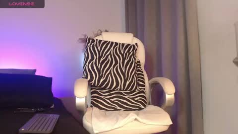 Naia Ross online show from May 19, 1:12 am