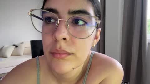 Niah  You can call me Ni or cutie haha online show from April 5, 10:20 pm