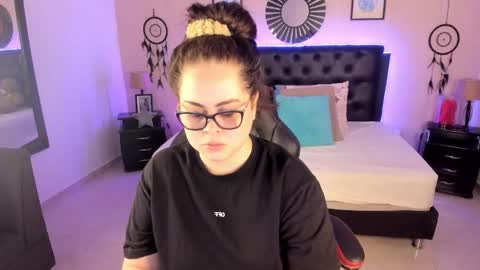 Olivia jones online show from May 25, 12:15 pm