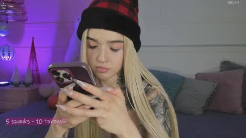 _tammarra_ online show from December 4, 7:14 pm