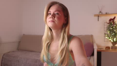 Snapshot of _teasecake_ chatting on December 12, 1:32 am Annie online show from December 12, 1:32 am