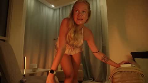 Snapshot of _teasecake_ chatting on September 12, 1:39 am Annie online show from September 12, 1:39 am