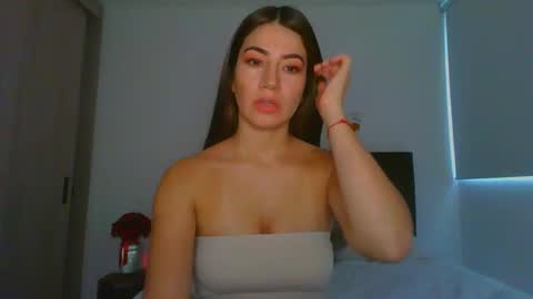 Snapshot of _violeta_white_ chatting on February 16, 10:32 pm Violeta online show from February 16, 10:32 pm