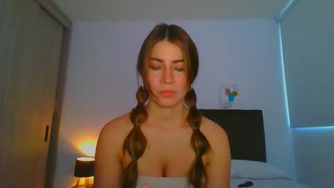 Snapshot of _violeta_white_ chatting on February 19, 10:31 pm Violeta online show from February 19, 10:31 pm