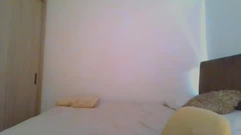Snapshot of _violeta_white_ chatting on February 8, 8:21 pm Violeta online show from February 8, 8:21 pm