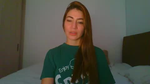 Snapshot of _violeta_white_ chatting on February 14, 12:41 am Violeta online show from February 14, 12:41 am