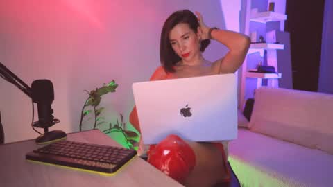 Snapshot of addictsqueen chatting on December 31, 4:16 am ADDICTION online show from December 31, 4:16 am