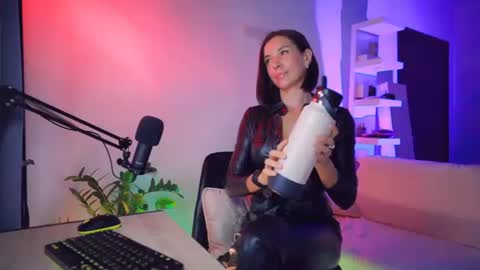 Snapshot of addictsqueen chatting on October 12, 9:44 am ADDICTION online show from October 12, 9:44 am