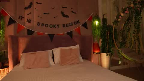 adoracortes online show from November 2, 5:00 am