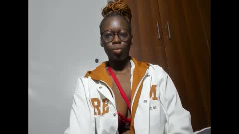 Snapshot of afro_pop chatting on February 18, 12:48 am Leah online show from February 18, 12:48 am