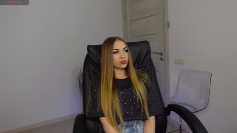 Agelina Lilly Laura online show from December 23, 11:04 am