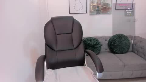 AIDA ADAMS online show from November 5, 7:30 pm