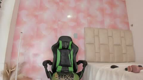 karoline  online show from April 6, 4:46 am