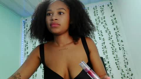akemy_saunderz online show from May 24, 2:21 am