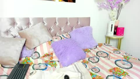 alana_vega69 online show from May 5, 12:52 pm