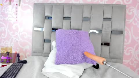 alannarose_1 online show from May 19, 10:50 pm