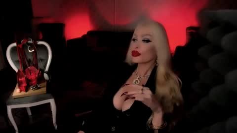 Snapshot of alfa_female chatting on December 3, 5:30 am AlfaFemale online show from December 3, 5:30 am