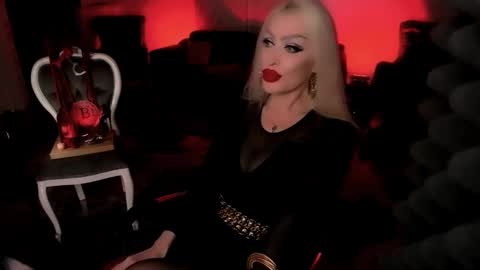 Snapshot of alfa_female chatting on December 7, 6:54 am AlfaFemale online show from December 7, 6:54 am